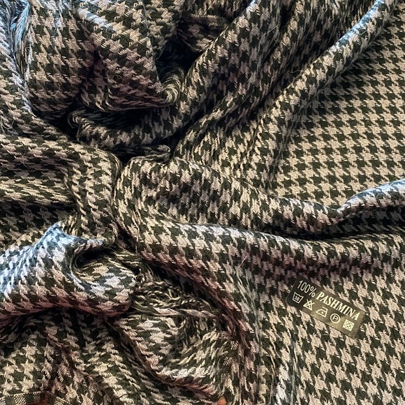 Beautiful Pashmina Scarf - Picture 1 of 3